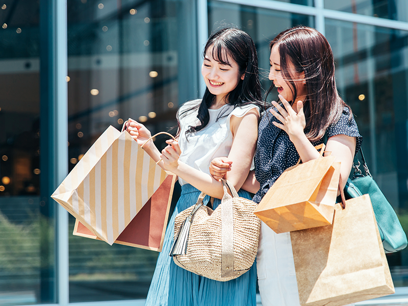 買い物をする女性