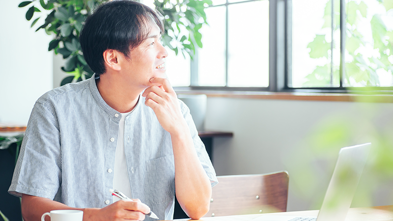 カフェで勉強する男性