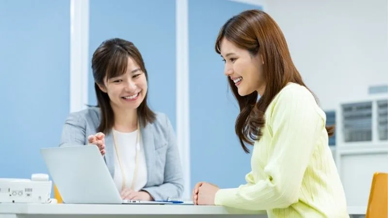 女性二人が提案しあってる