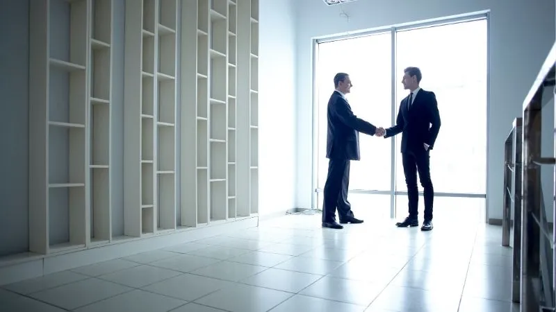 ビジネスマンの二人が握手して挨拶している