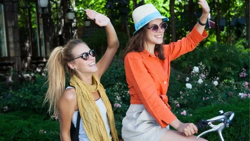 女性二人が挨拶している