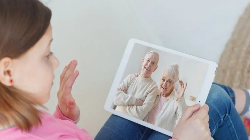 子供が祖父母にバイバイしている