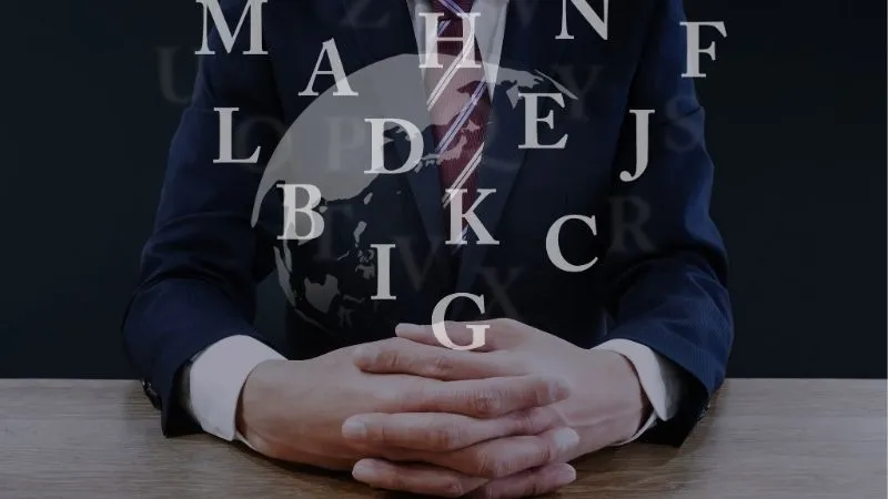 男の人が地球を抱き、グローバルをイメージ