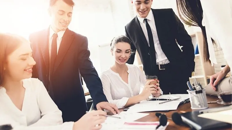 外国の人が話合いしている