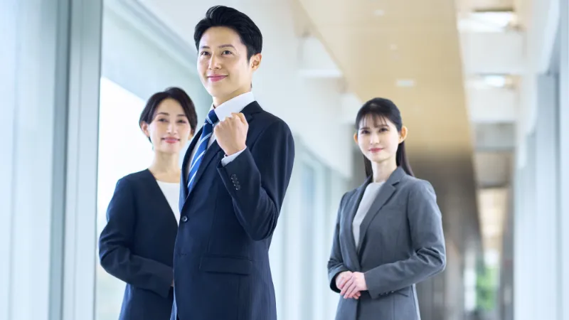 リーダーの男性と女性二人