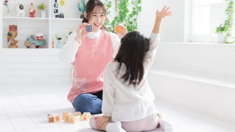 女性と子供が英語を学んでる