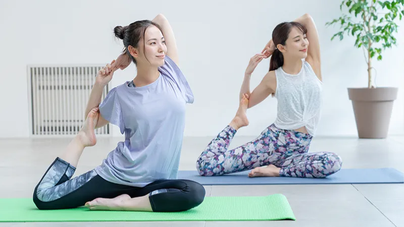 女性がピラティスしてる