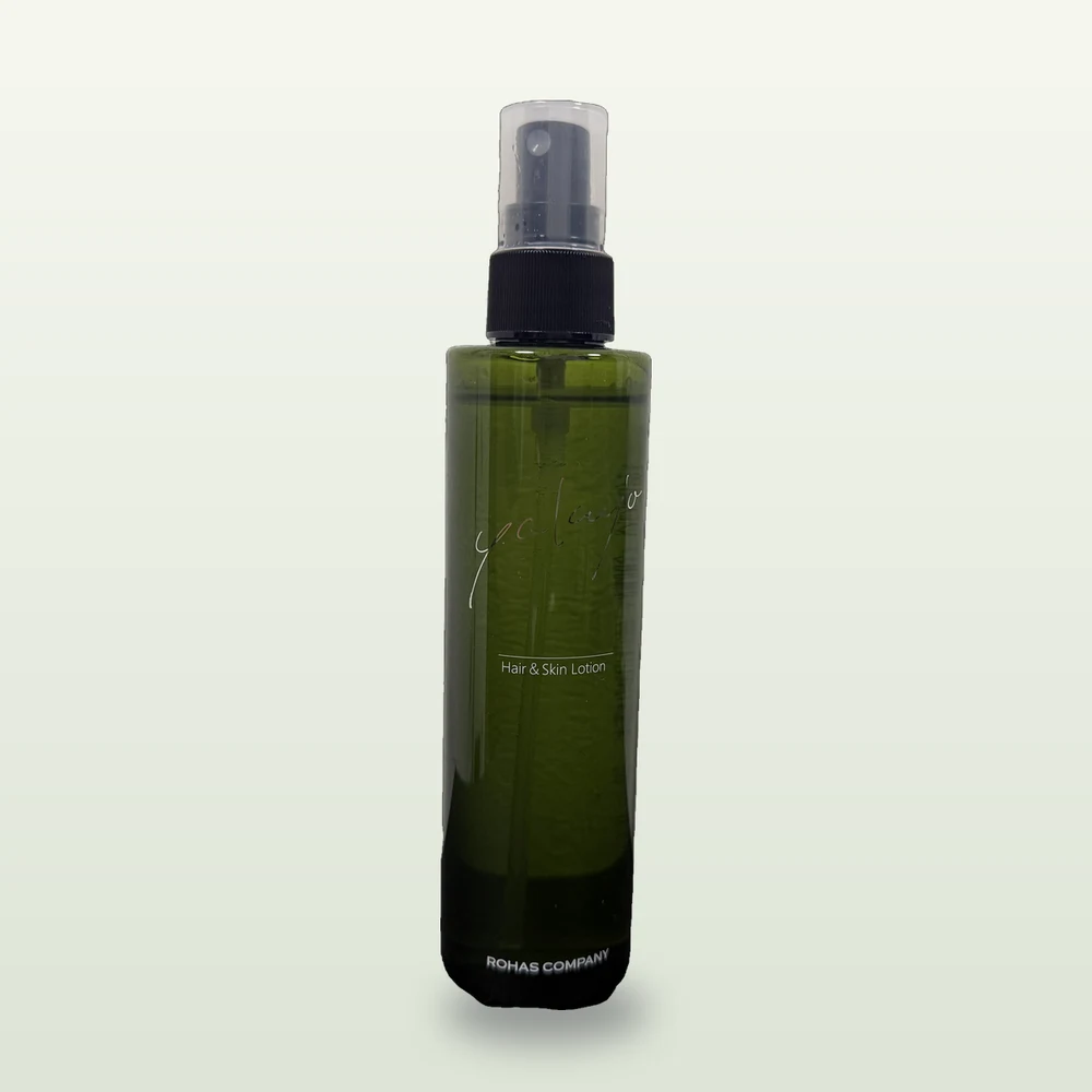 ヤクジョスイのボトル。緑色の透明ボトルに「Hair & Skin Lotion」「ROHAS COMPANY」の文字とスプレーヘッド
